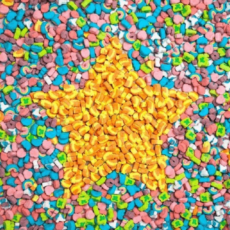 Los Lucky Charms™ magically delicious marshmallows posicionados en forma de una estrella dorada.
