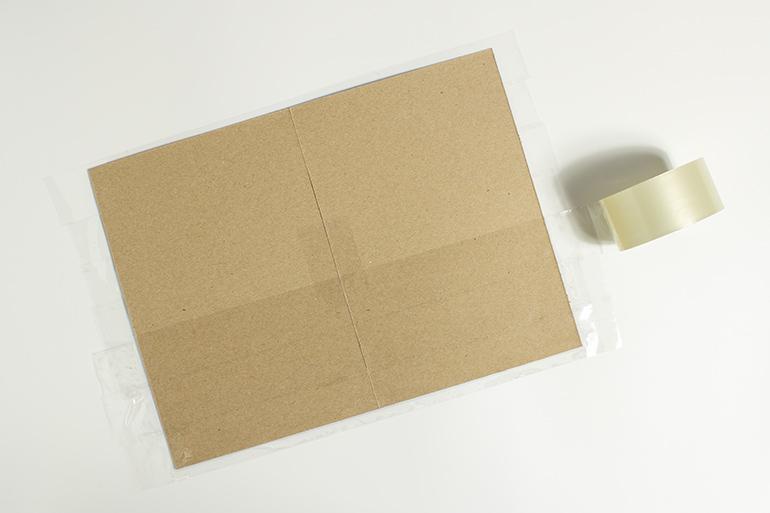 Paso 2 para construir la luz nocturna Lucky Charms, mostrando una luz en la caja brillando a través de los agujeros ya hechos.