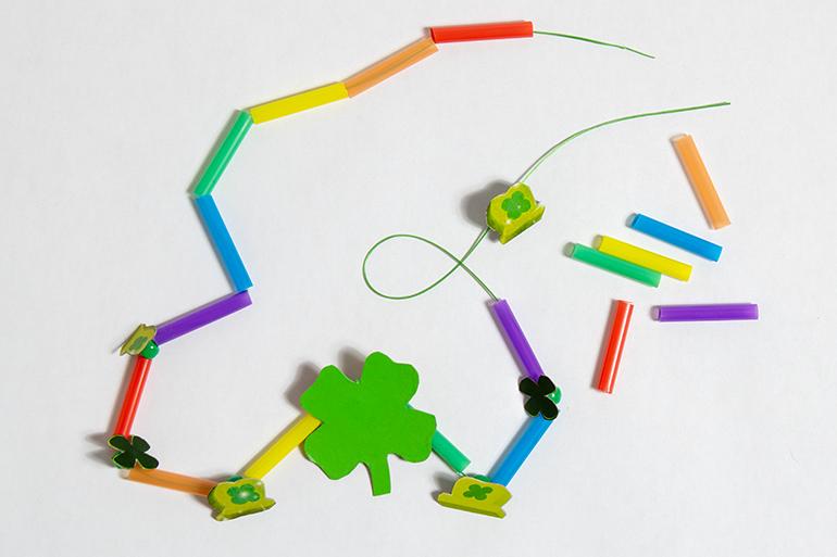 Un collar Lucky Charms™ de la buena suerte con los colores del arco iris sobre fondo blanco.